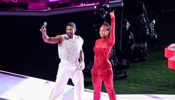 The Best Moments From Usher’s Electrifying Super Bowl Halftime
Performance