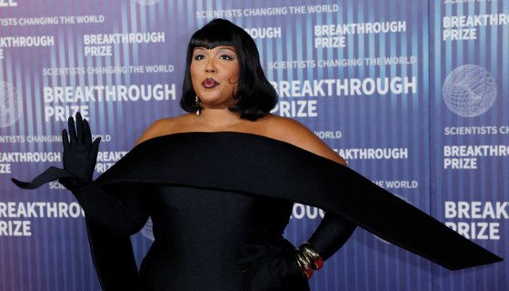 Red Carpet Gallery: Lizzo Takes Fashion Out Of This World At The 2024
Breakthrough Science Ceremony