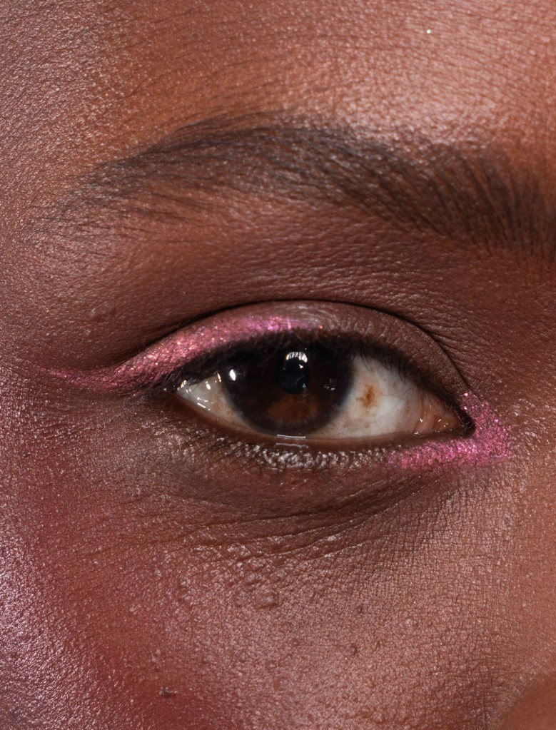 LH cosmetics: Crayon Nunki – On set Long lasting setting spray