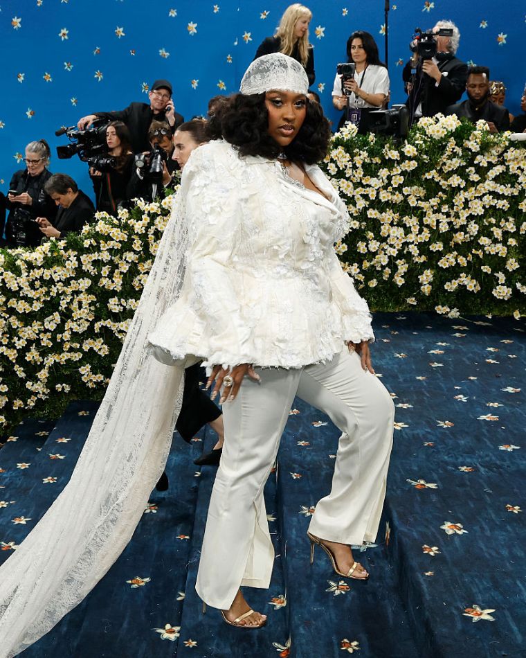 Jazmine Sullivan in Who Decides War