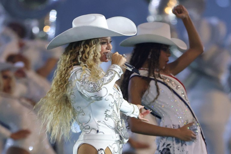 Beyoncé Braves The Pouring Rain At MetLife Stadium