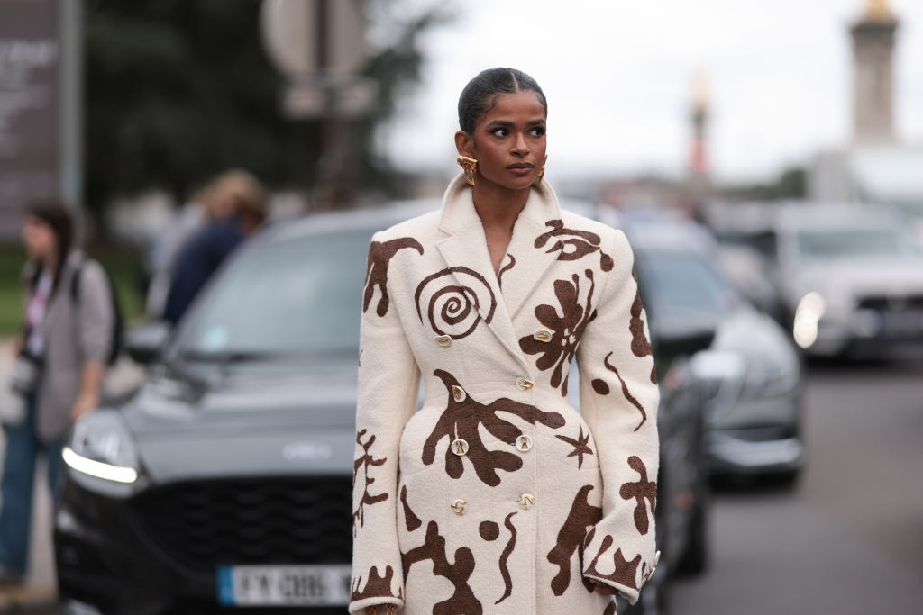 Street Style - Paris Fashion Week - Haute Couture Fall/Winter 2023/2024 - Day One